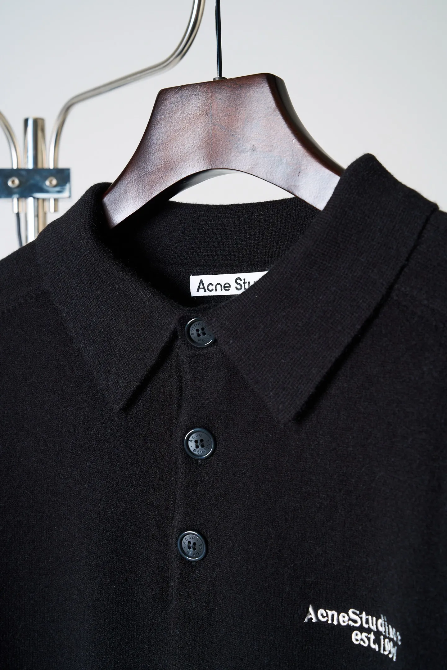 [Real auction] Acne Studios logo embroidered knitted polo shirt [In Stock] S M L The fabric is made of wool + yak hair blend. The wool ensures skin-friendly warmth and breathability. The yak hair improves the stiffness and wrinkle resistance of the fabric. It combines softness and pattern support. High-density jersey knitting technique is used. The yarns are finely intertwined. There are no excess floating threads on the surface. It feels soft and waxy and does not scratch the skin. It has a moderate weight and can be worn alone in spring and autumn. It can be worn as an inner layer in winter without feeling heavy or bulky. Ready-made garments undergo pre-shrunk + soft finishing processes to prevent shrinkage during the first wash while neutralizing the roughness of the fabric and maintaining long-term smoothness. Ready-to-wear deodorization treatment removes odors from new materials. Adopts a three-dimensional and slightly loose version. The shoulder line falls naturally. Suitable for different shoulder shapes. Garment length reaches hips. Modifies body proportions. Not picky about body shape. Ribbed closing process. High-elastic rib knitting for cuffs and hem. Precision sewing seams. The embroidery process on the left chest "Acne Studios est" adopts computerized precision flat embroidery + three-dimensional thread filling process. The embroidery thread is made of high-twist polyester thread, which is friction-resistant and does not fade. The embroidery edges are neat and burr-free. The stitch spacing is even (about 8-10 stitches/cm) for a full sense of recognition and sophistication. The whole garment is sewn with high-density double-thread overlock. The stitch spacing is 0.3-0.5cm. Key parts (shoulder seams, side seams) are reinforced with double threads to prevent open threads. The inner hemming treatment reduces friction and improves wearing comfort. The dyeing process adopts alcohol black fixation dyeing technology. The dye penetrates into the fiber and undergoes multiple fixation treatments. It is not easy to lose color during washing and cross-color to maintain the purity of Black.